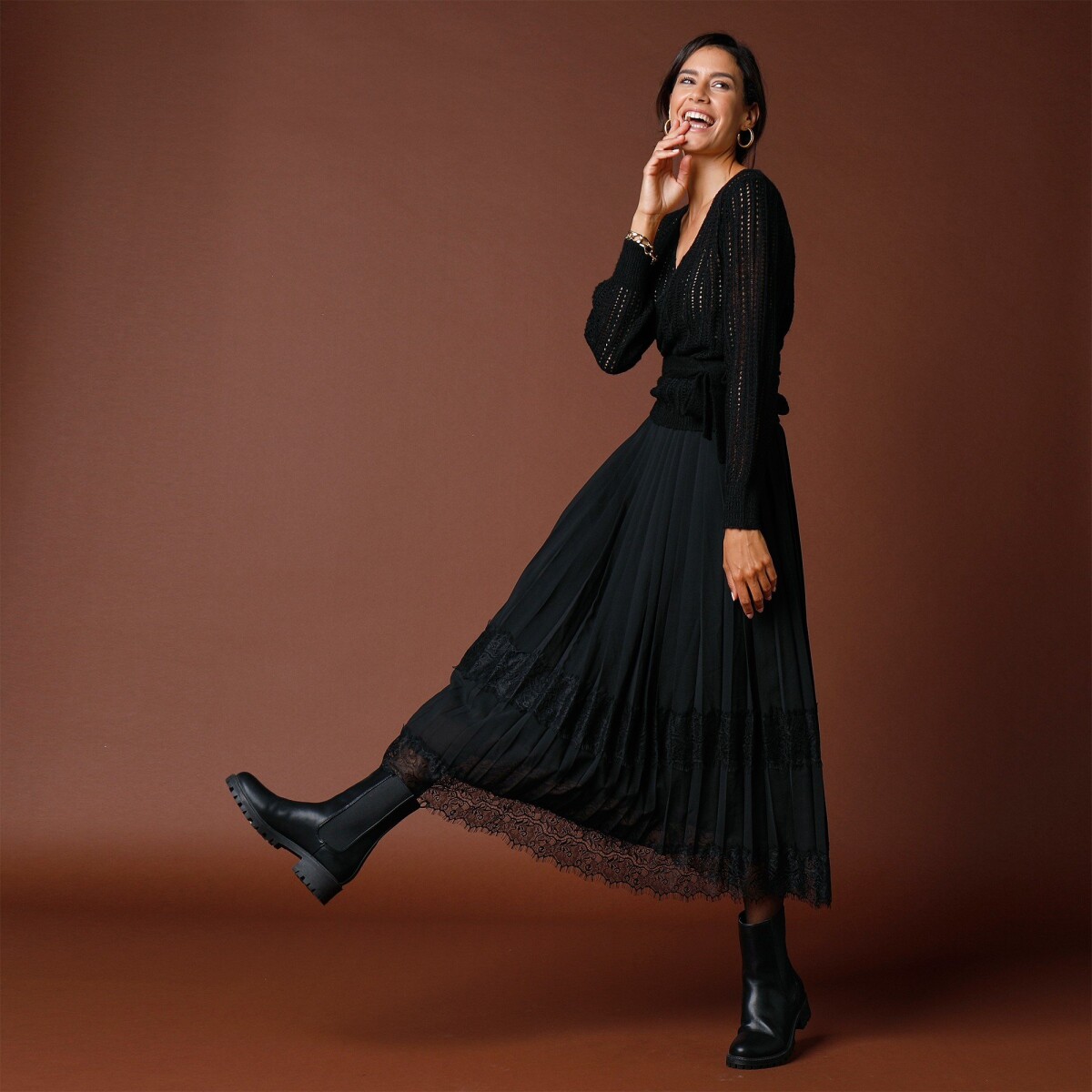Polodlhá plisovaná sukňa s čipkovaným lemom čierna 42