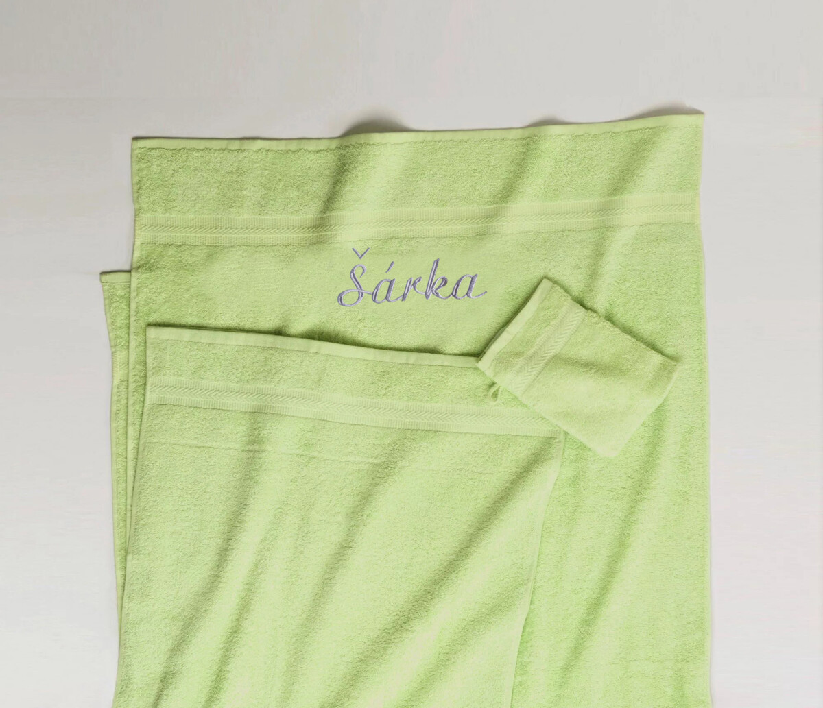 Froté uterák zn. Colombine s výšivkou na želanie (12 znakov vrátane medzier) anízová osuška 70 x 130 cm