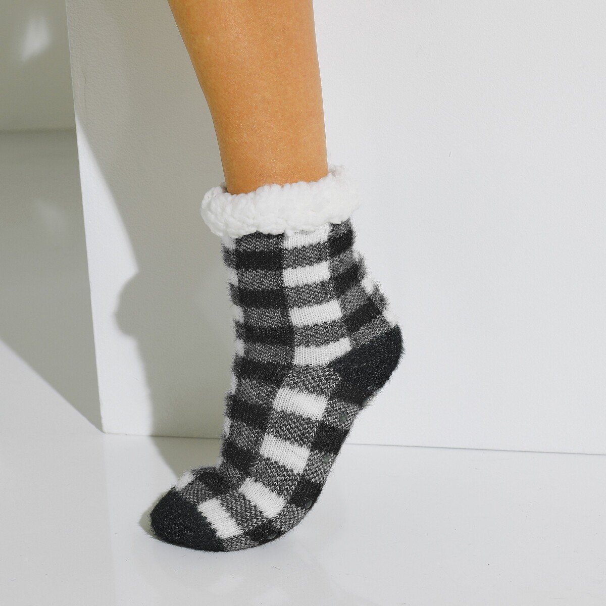 Papučové ponožky s kožušinovou imitáciou a kockovaným dizajnom čierna biela 36 37