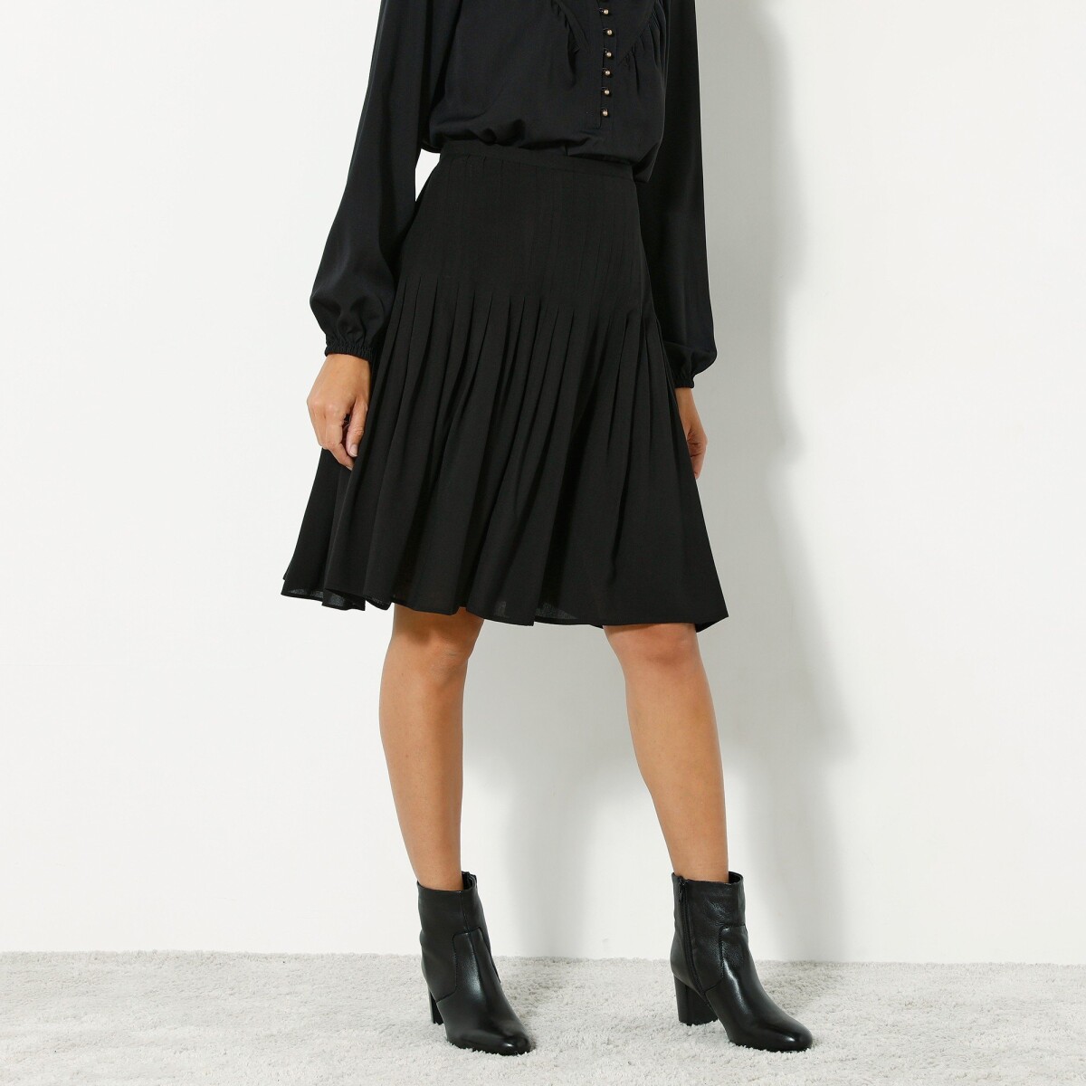 Jednofarebná rozšírená sukňa čierna 36