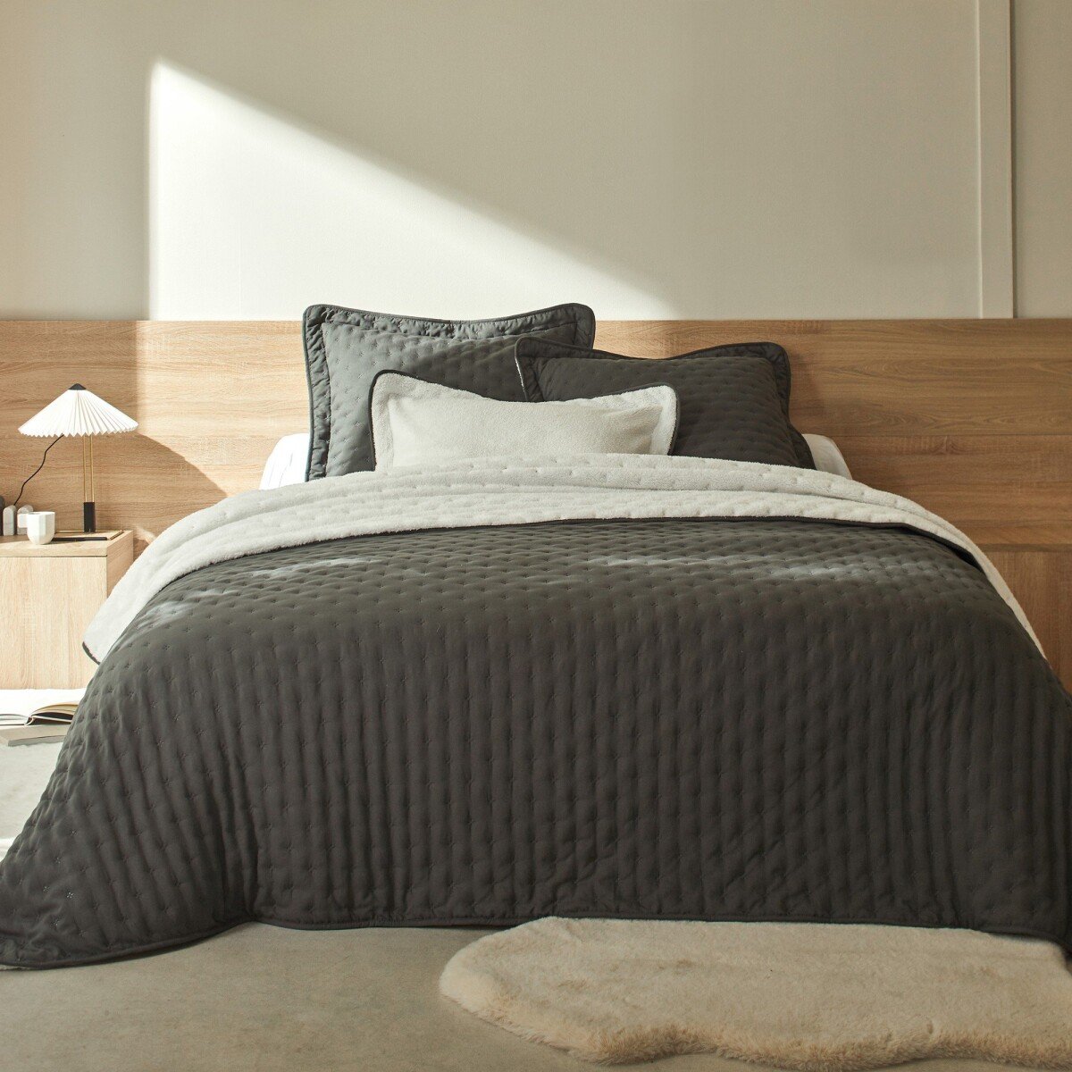 Obojstranná prikrývka na posteľ z prešívaného mikrovlákn sherpa antracitová obliečka na vankúš 65x65cm