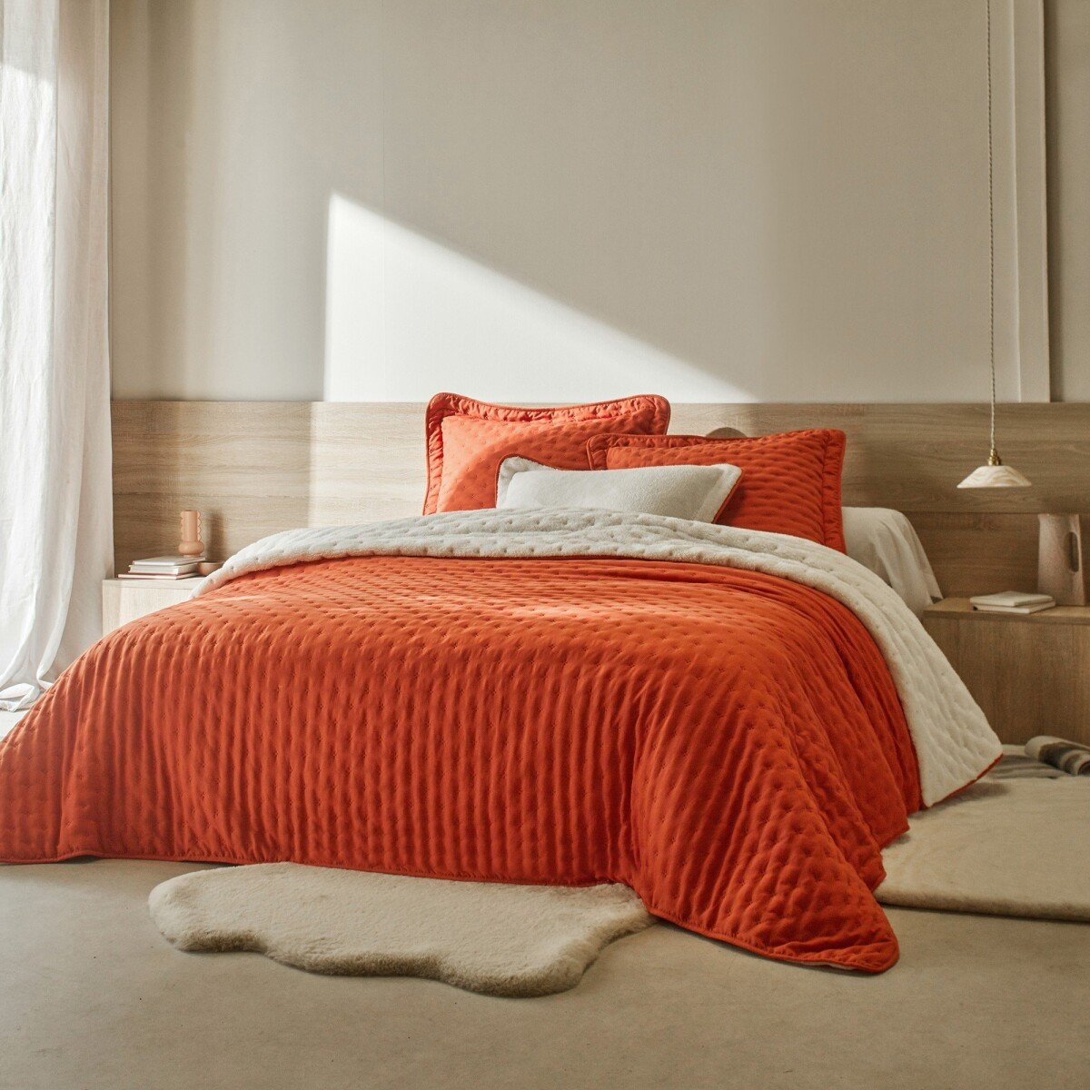Obojstranná prikrývka na posteľ z prešívaného mikrovlákn sherpa terakota obliečka na vankúš 65x65cm