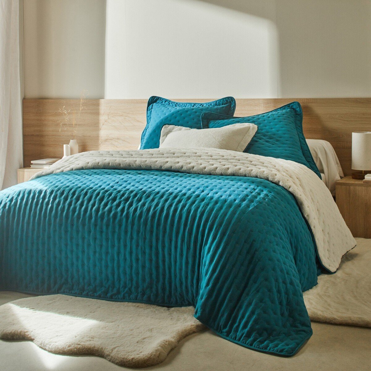 Obojstranná prikrývka na posteľ z prešívaného mikrovlákn sherpa pávia modrá obliečka na vankúš 65x65cm