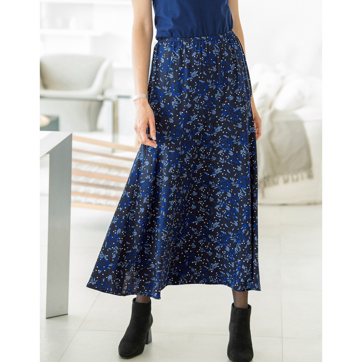 Krepová dlhá sukňa s potlačou čierna modrá 40