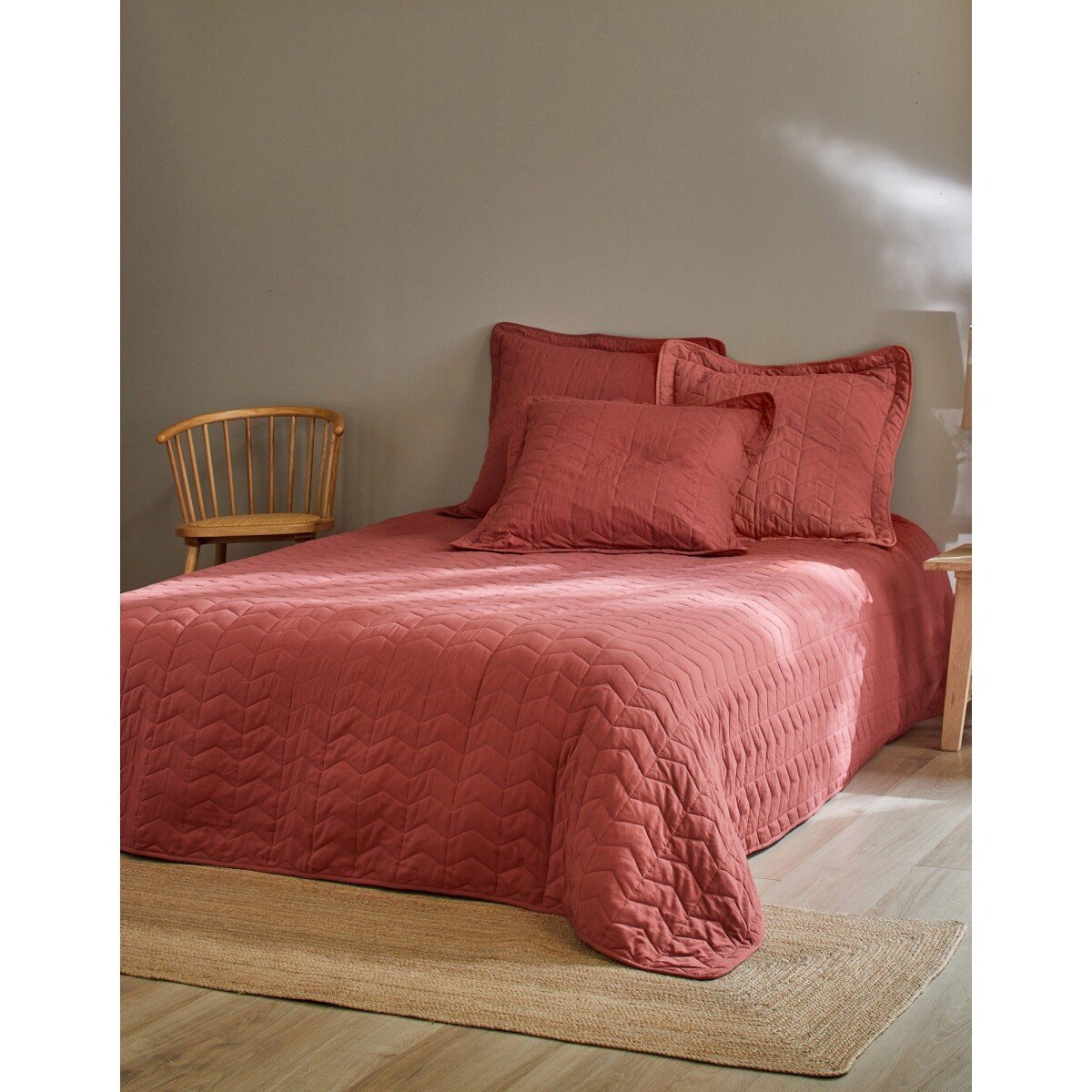 Jednofarebná prešívaná prikrývka na posteľ s geometrickým dizajnom ružové drevo oblieč. na van. 65x65cm,bez l.